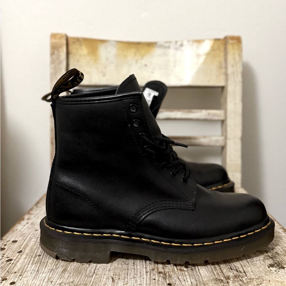 Dr. Martens 1460 Originals 8-Eye
Black Industrial Full Grain
Size 8 Men/9 Women